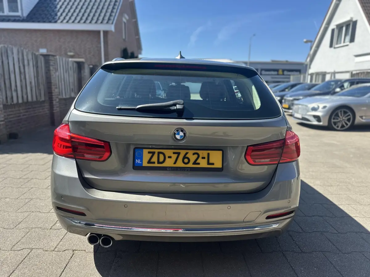 320i Luxury
