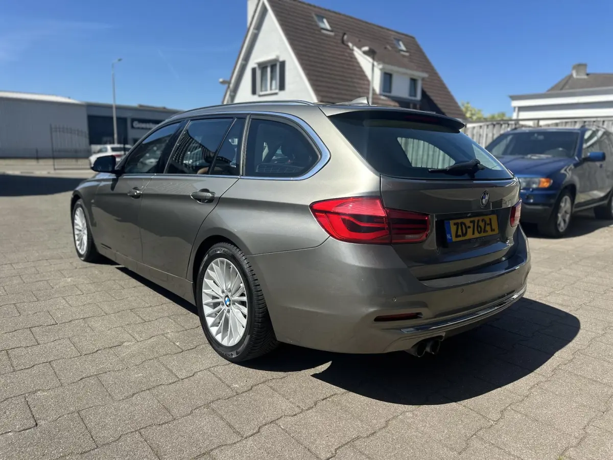 320i Luxury