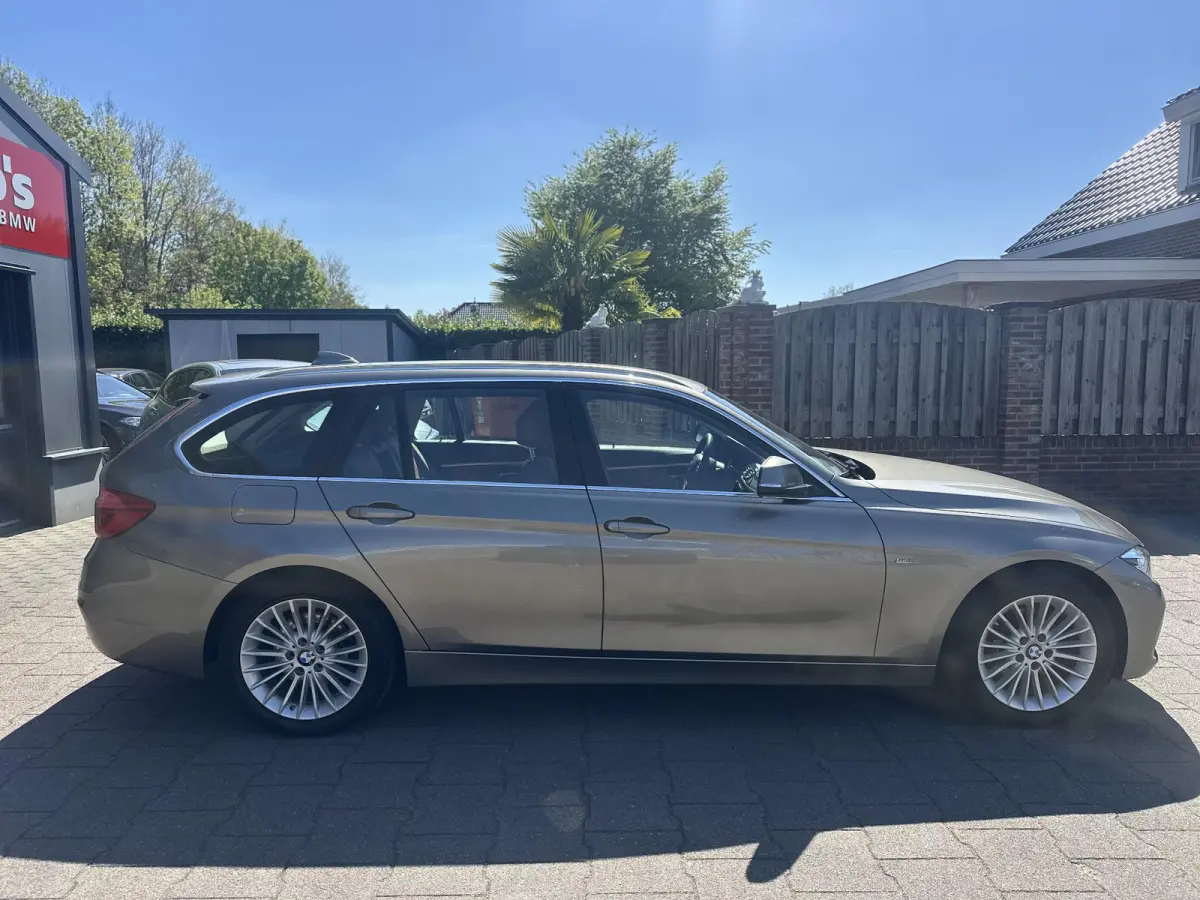 320i Luxury