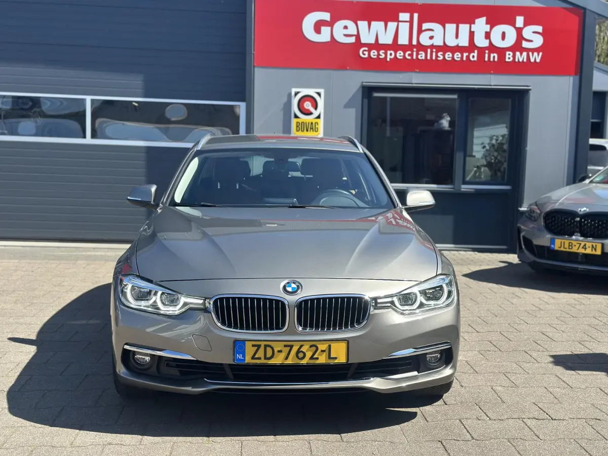 320i Luxury