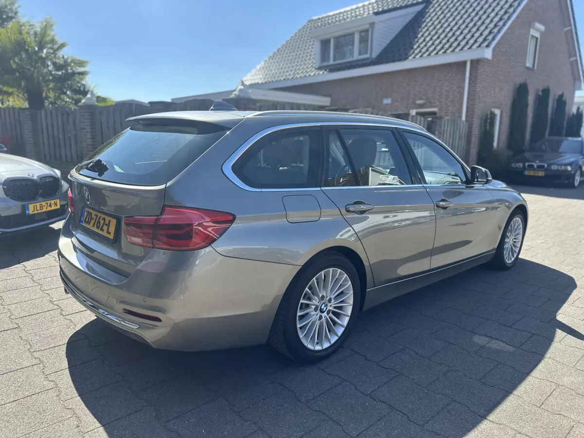320i Luxury