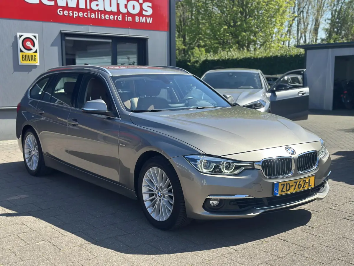 320i Luxury