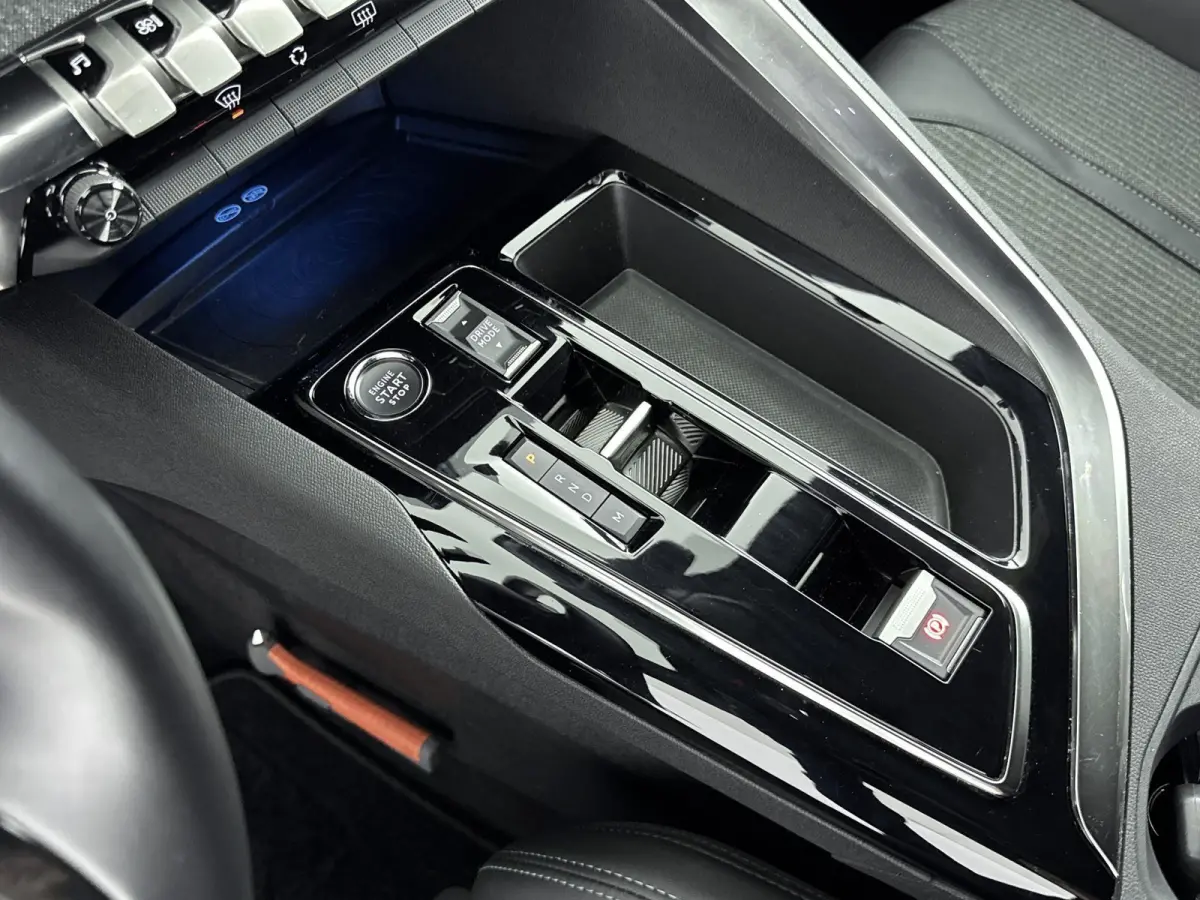 SUV 130pk Automaat Allure Pack Business | Draadloze telefoonlader | Navigatie | Dodehoekbewaking | Keyless Start | Apple Carplay/Android Auto