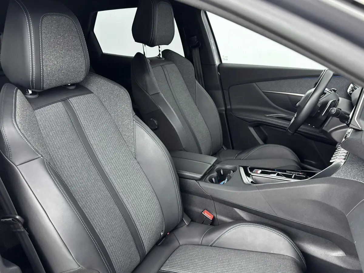SUV 130pk Automaat Allure Pack Business | Draadloze telefoonlader | Navigatie | Dodehoekbewaking | Keyless Start | Apple Carplay/Android Auto