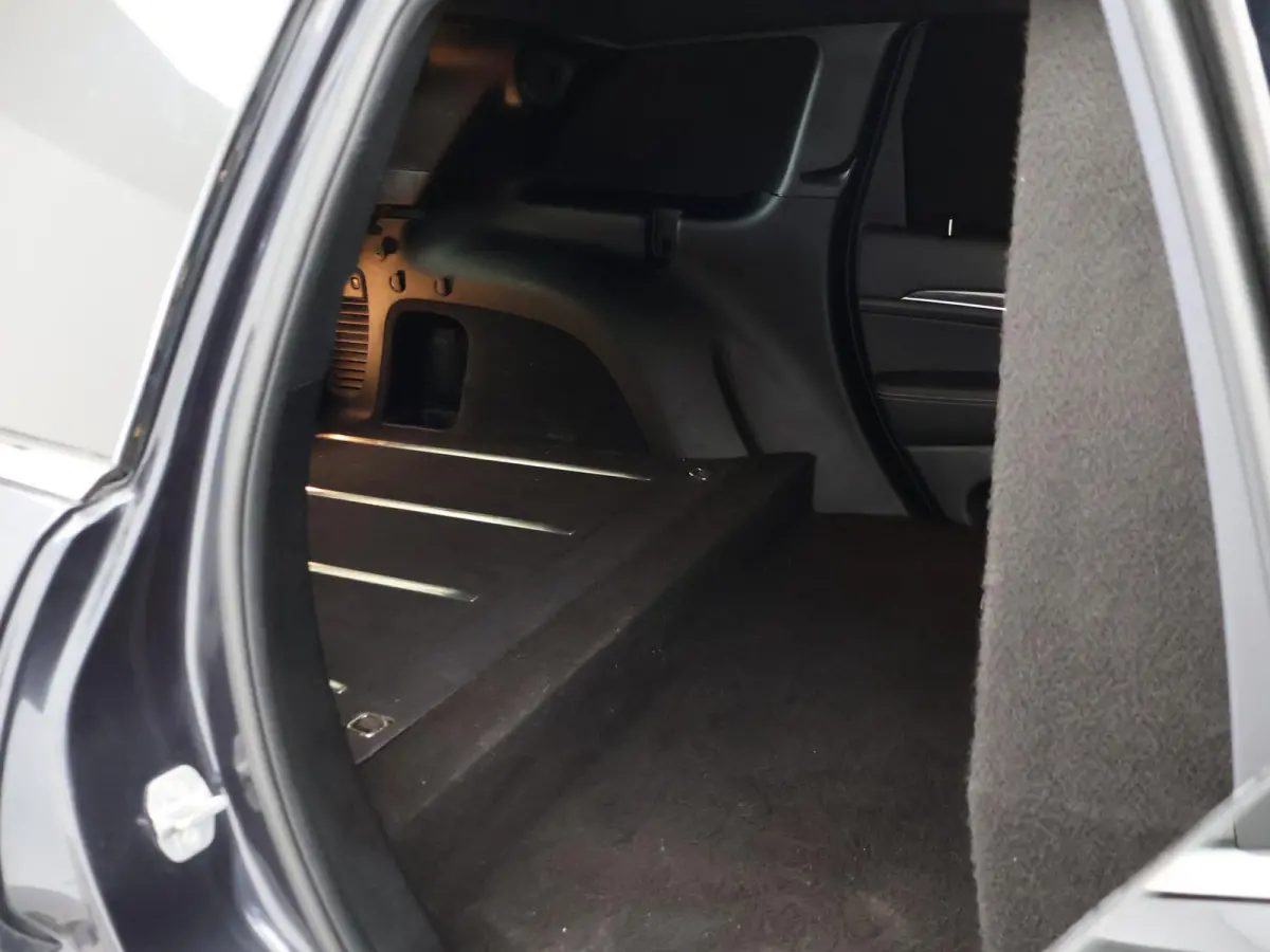 3.0 CRD AUT. GRIJS KENTEKEN OVERLAND + ADAPTIVE CRUISE | TREKHAAK 3500 KG | SCHUIFDAK | LEDER | STOELVENTILATIE
