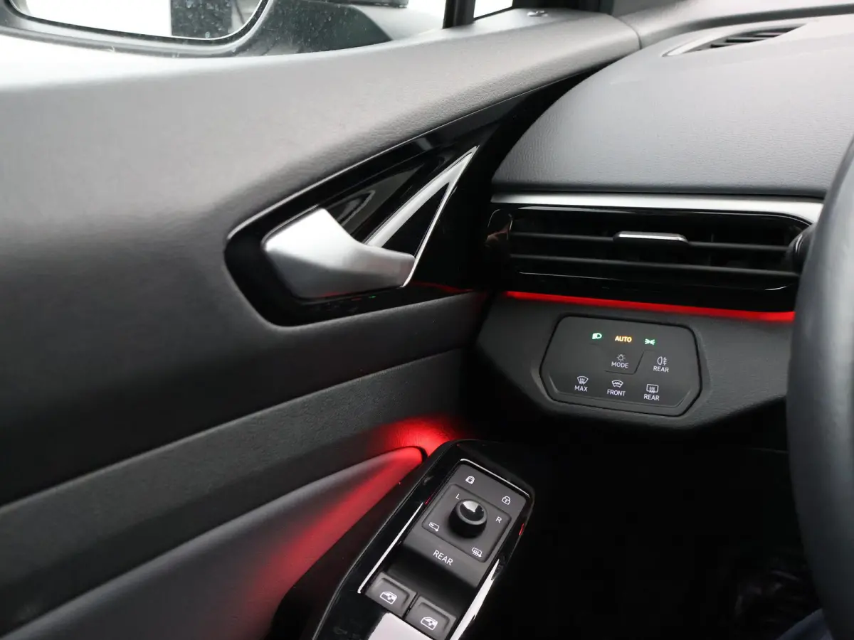 PRO 77 kWh + ADAPTIVE CRUISE | STUURVERW. 91% SOH | STOELVERW. | SFEERVERLICHTING | DRAADLOZE CARPLAY