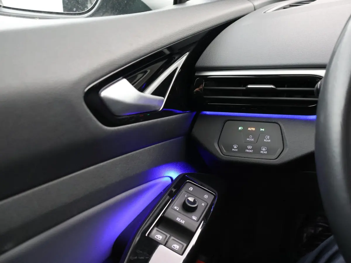 PRO 77 kWh + ADAPTIVE CRUISE | STUURVERW. 91% SOH | STOELVERW. | SFEERVERLICHTING | DRAADLOZE CARPLAY