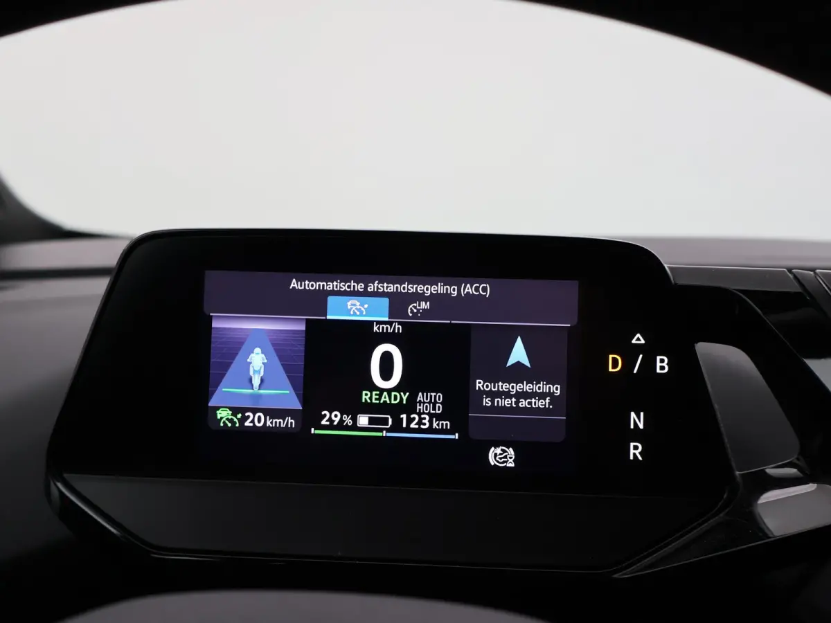 PRO 77 kWh + ADAPTIVE CRUISE | STUURVERW. 91% SOH | STOELVERW. | SFEERVERLICHTING | DRAADLOZE CARPLAY