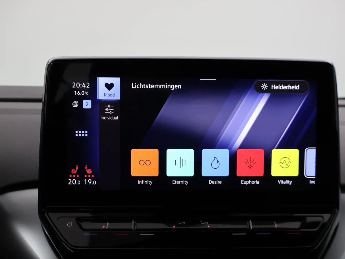 PRO 77 kWh + ADAPTIVE CRUISE | STUURVERW. 91% SOH | STOELVERW. | SFEERVERLICHTING | DRAADLOZE CARPLAY