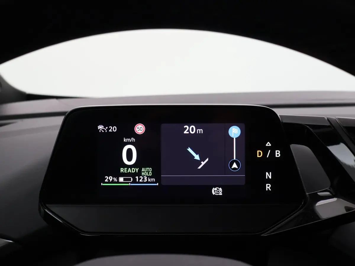 PRO 77 kWh + ADAPTIVE CRUISE | STUURVERW. 91% SOH | STOELVERW. | SFEERVERLICHTING | DRAADLOZE CARPLAY