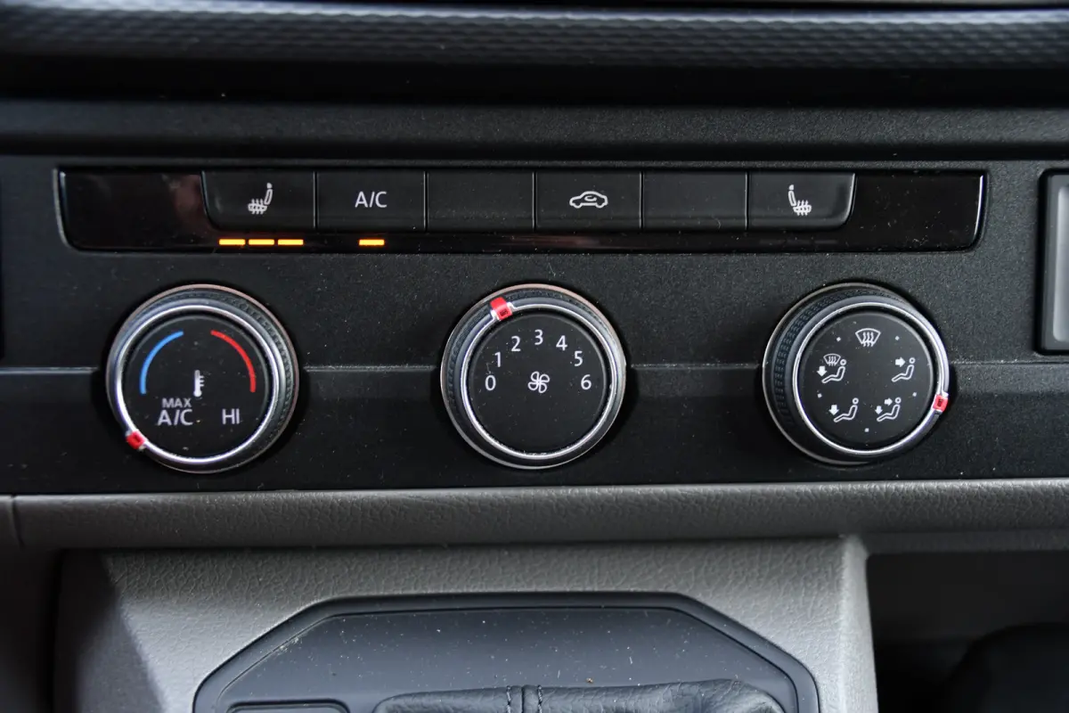 2.0 TDI L1H1 30 Black Edition Cruise, Carplay, 150PK, Automaat, Standkachel, Stoelverwarming, Sensoren, Trekhaak
