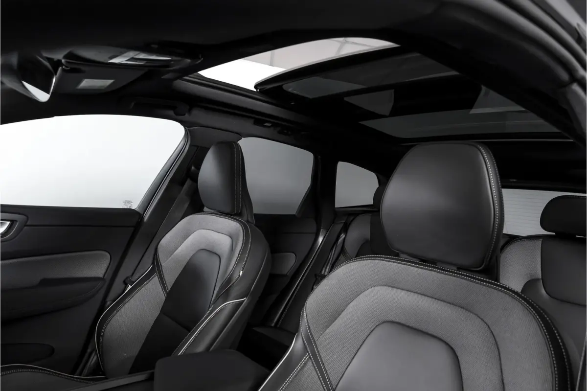 2.0 T6 Plug-in hybrid AWD Ultra Black Edition | S/K Panodak | Head-up | 360 Camera | Harman/Kardon | Dig. Cockpit | Adapt. Cruise | Stoel-+Stuurverw. | NAV+App.Connect | ECC | LM 21" | 0630
