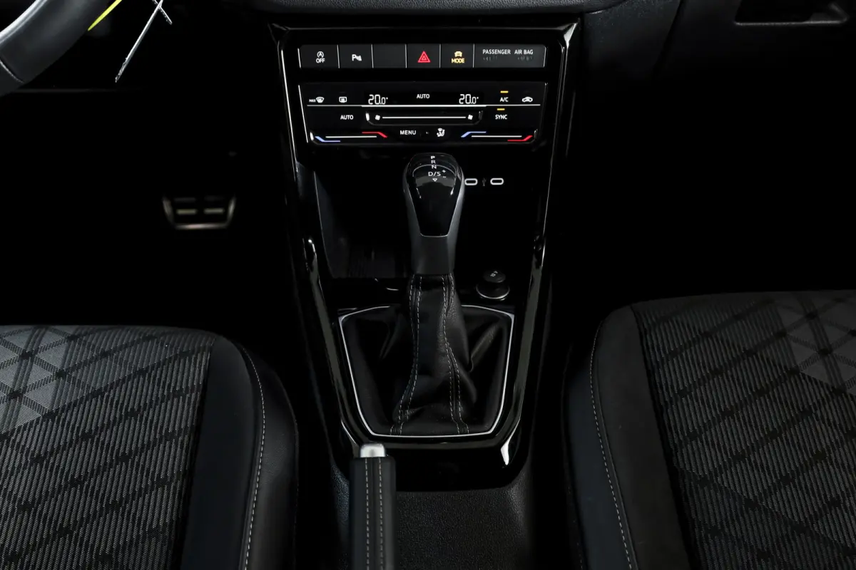 1.0 TSI 115 PK R-Line - Automaat | Dig. Cockpit | Adapt. Cruise | Camera | PDC | App. Connect | ECC | DAB | LM 18" | 2240