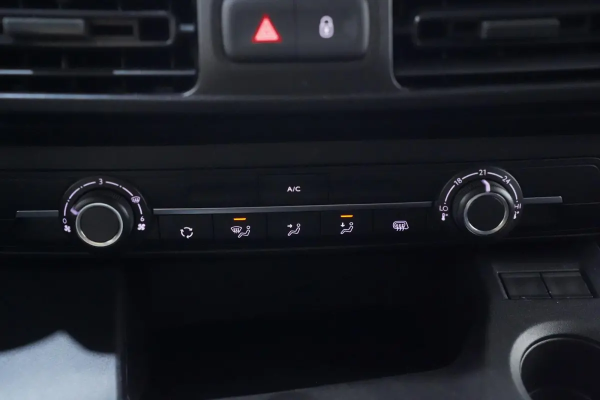 1.5D 102 pk L1H1 Edition Navi, Airco Cruise Control, NAP, Laadruimte Pakket, PDC achter, 2-Zits