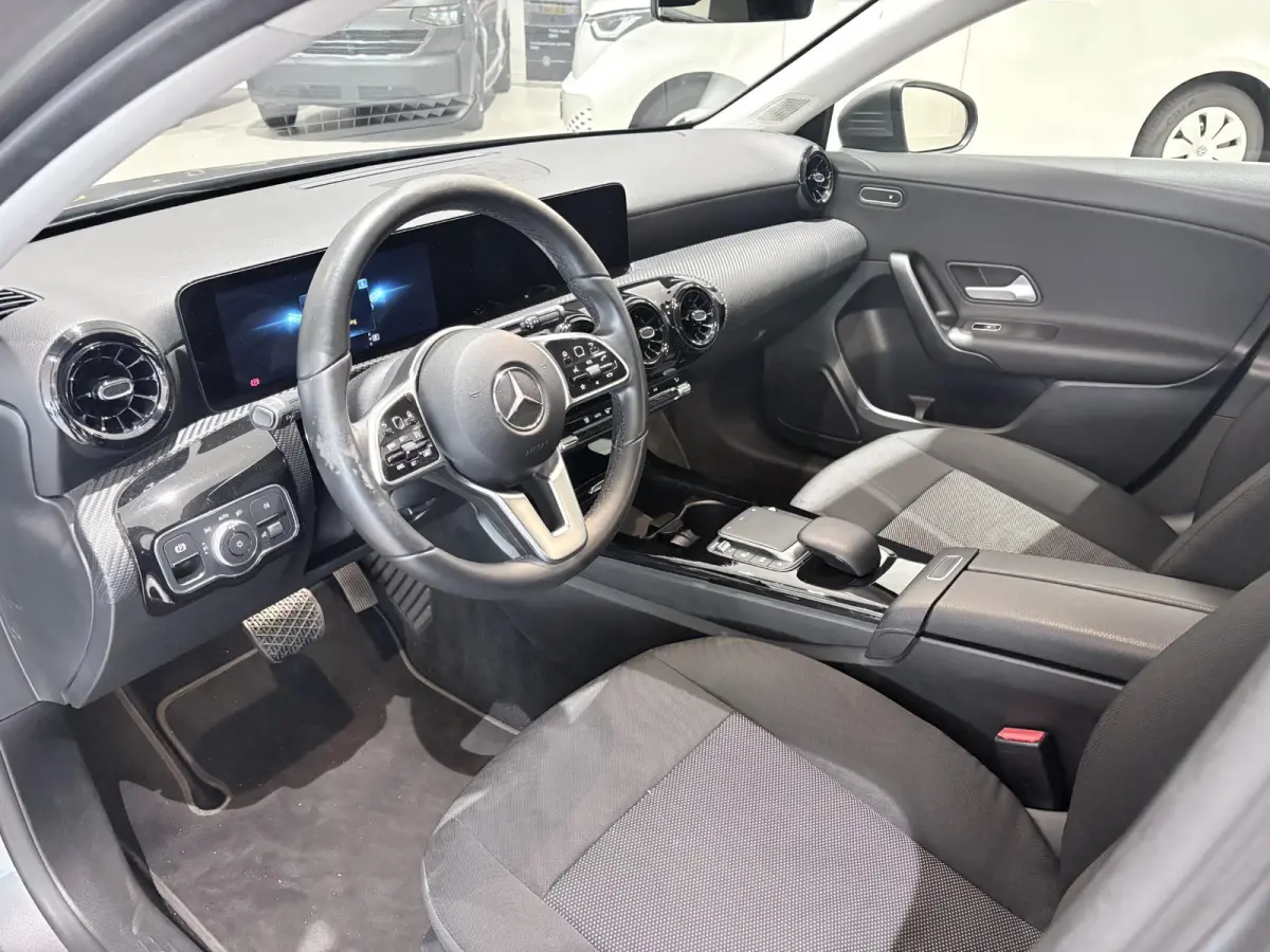 180 Business Solution Airco | Autonomous Emergency Braking | Cruise Control | Keyless Start | LED Koplampen | Lichtmetalen Velgen 16'' | Parkeer Assistent | Parkeersensor Voor en Achter | Re