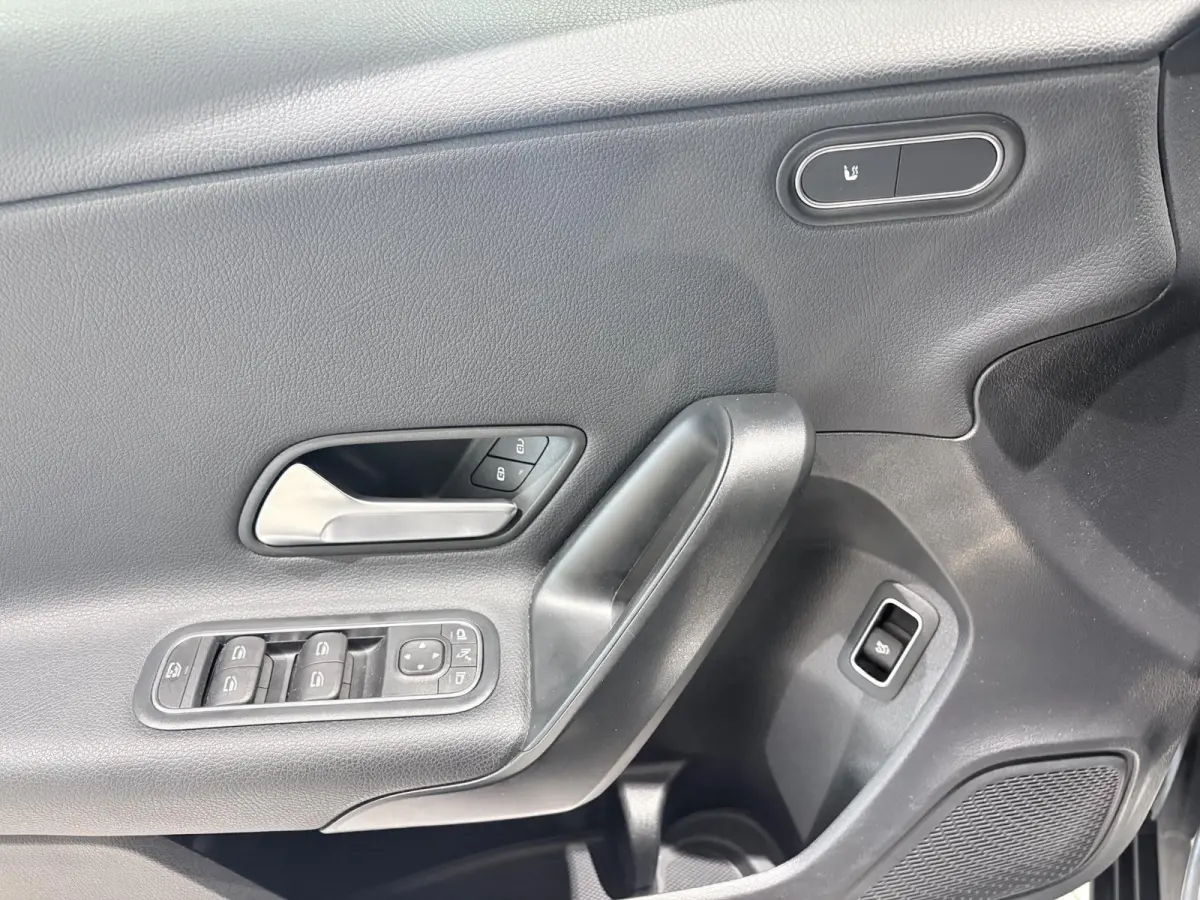 180 Business Solution Airco | Autonomous Emergency Braking | Cruise Control | Keyless Start | LED Koplampen | Lichtmetalen Velgen 16'' | Parkeer Assistent | Parkeersensor Voor en Achter | Re