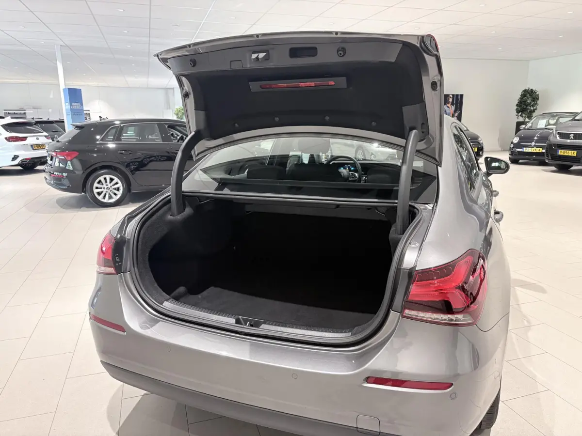 180 Business Solution Airco | Autonomous Emergency Braking | Cruise Control | Keyless Start | LED Koplampen | Lichtmetalen Velgen 16'' | Parkeer Assistent | Parkeersensor Voor en Achter | Re