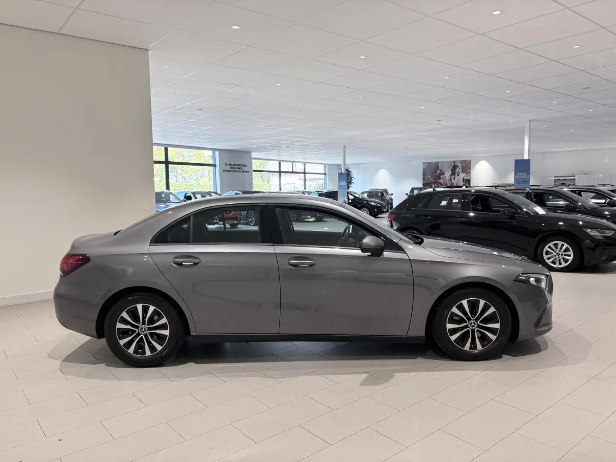 180 Business Solution Airco | Autonomous Emergency Braking | Cruise Control | Keyless Start | LED Koplampen | Lichtmetalen Velgen 16'' | Parkeer Assistent | Parkeersensor Voor en Achter | Re