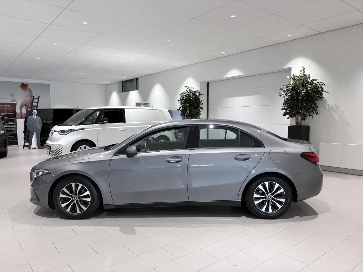 180 Business Solution Airco | Autonomous Emergency Braking | Cruise Control | Keyless Start | LED Koplampen | Lichtmetalen Velgen 16'' | Parkeer Assistent | Parkeersensor Voor en Achter | Re