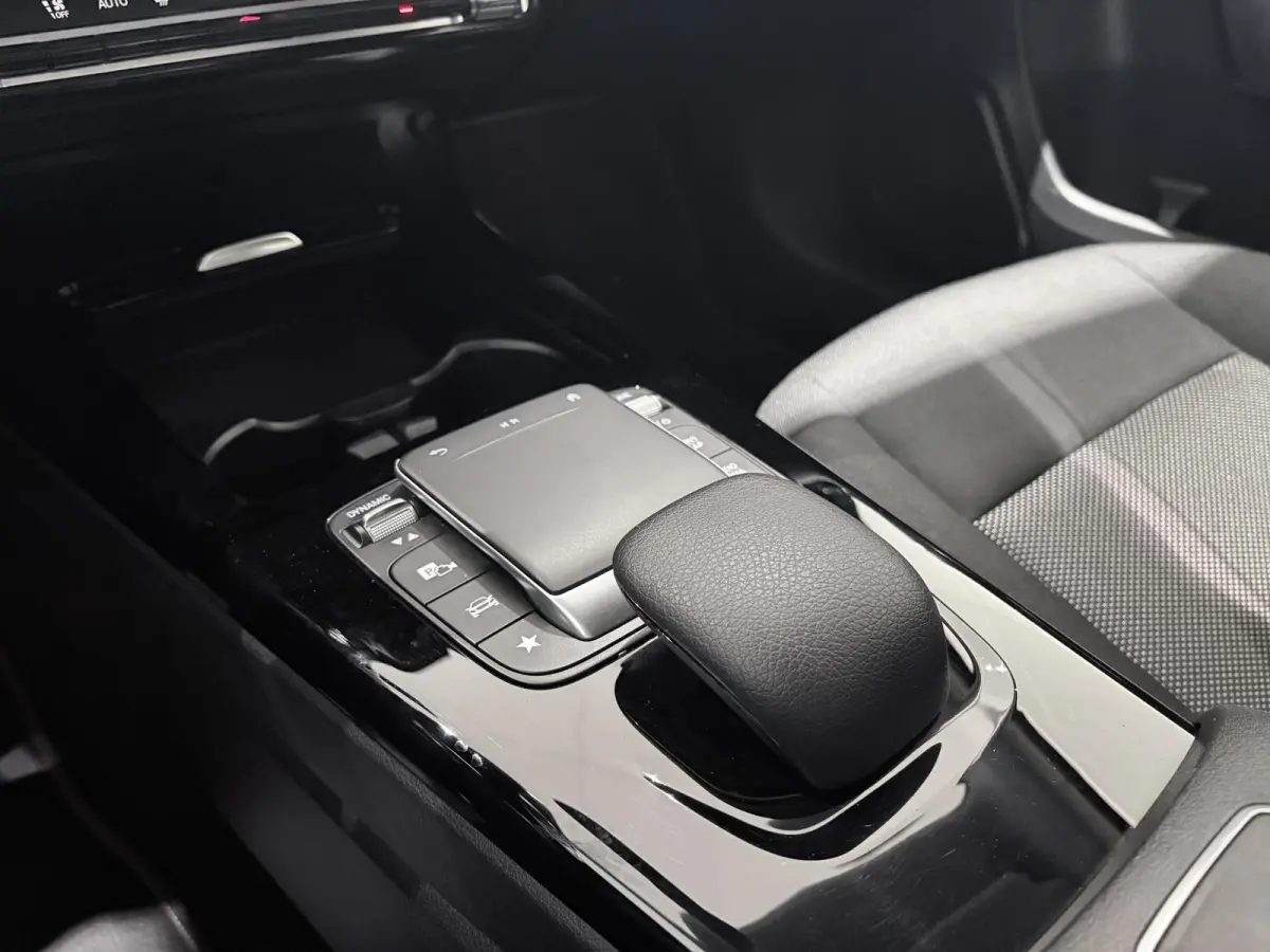 180 Business Solution Airco | Autonomous Emergency Braking | Cruise Control | Keyless Start | LED Koplampen | Lichtmetalen Velgen 16'' | Parkeer Assistent | Parkeersensor Voor en Achter | Re
