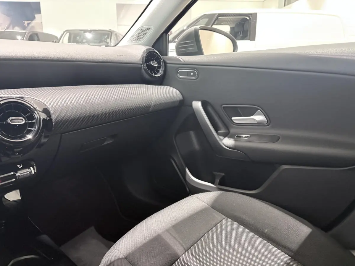 180 Business Solution Airco | Autonomous Emergency Braking | Cruise Control | Keyless Start | LED Koplampen | Lichtmetalen Velgen 16'' | Parkeer Assistent | Parkeersensor Voor en Achter | Re