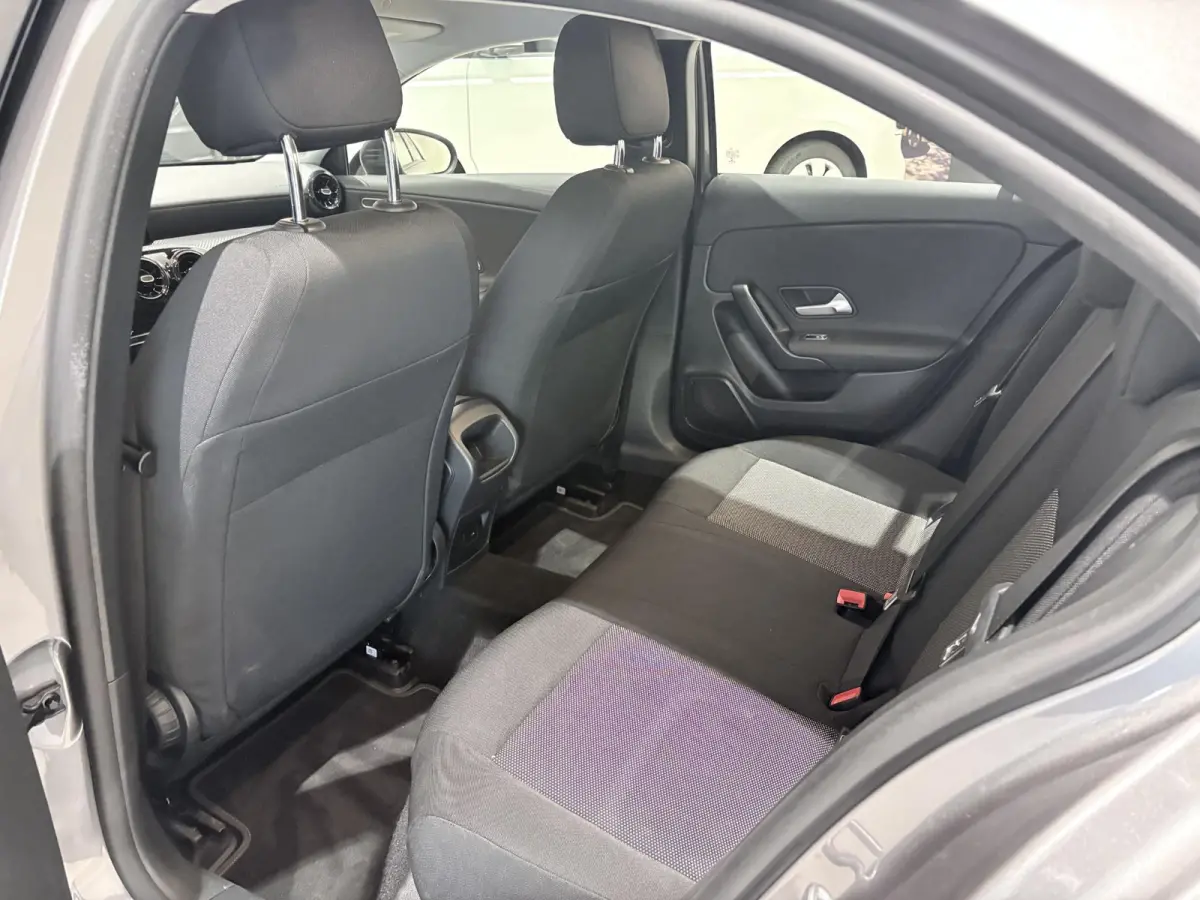 180 Business Solution Airco | Autonomous Emergency Braking | Cruise Control | Keyless Start | LED Koplampen | Lichtmetalen Velgen 16'' | Parkeer Assistent | Parkeersensor Voor en Achter | Re