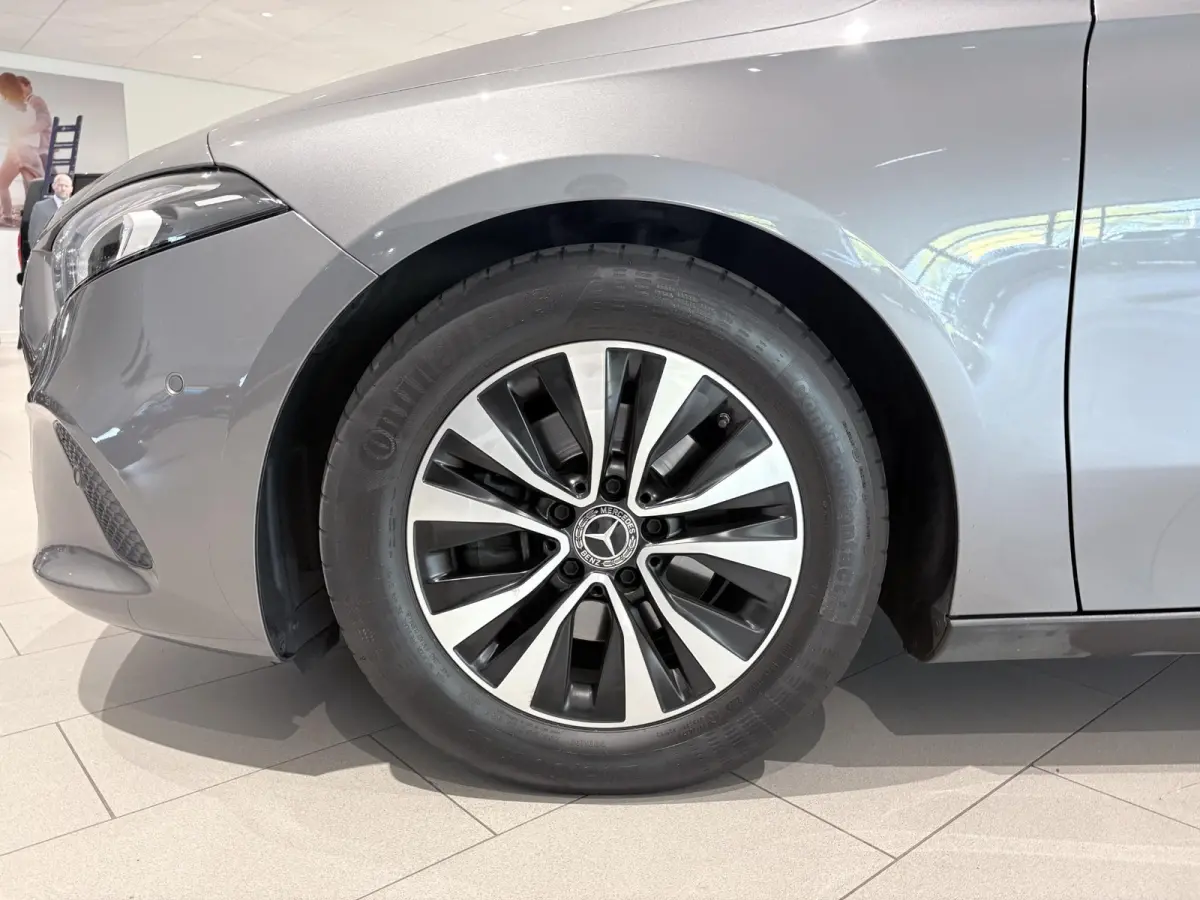 180 Business Solution Airco | Autonomous Emergency Braking | Cruise Control | Keyless Start | LED Koplampen | Lichtmetalen Velgen 16'' | Parkeer Assistent | Parkeersensor Voor en Achter | Re