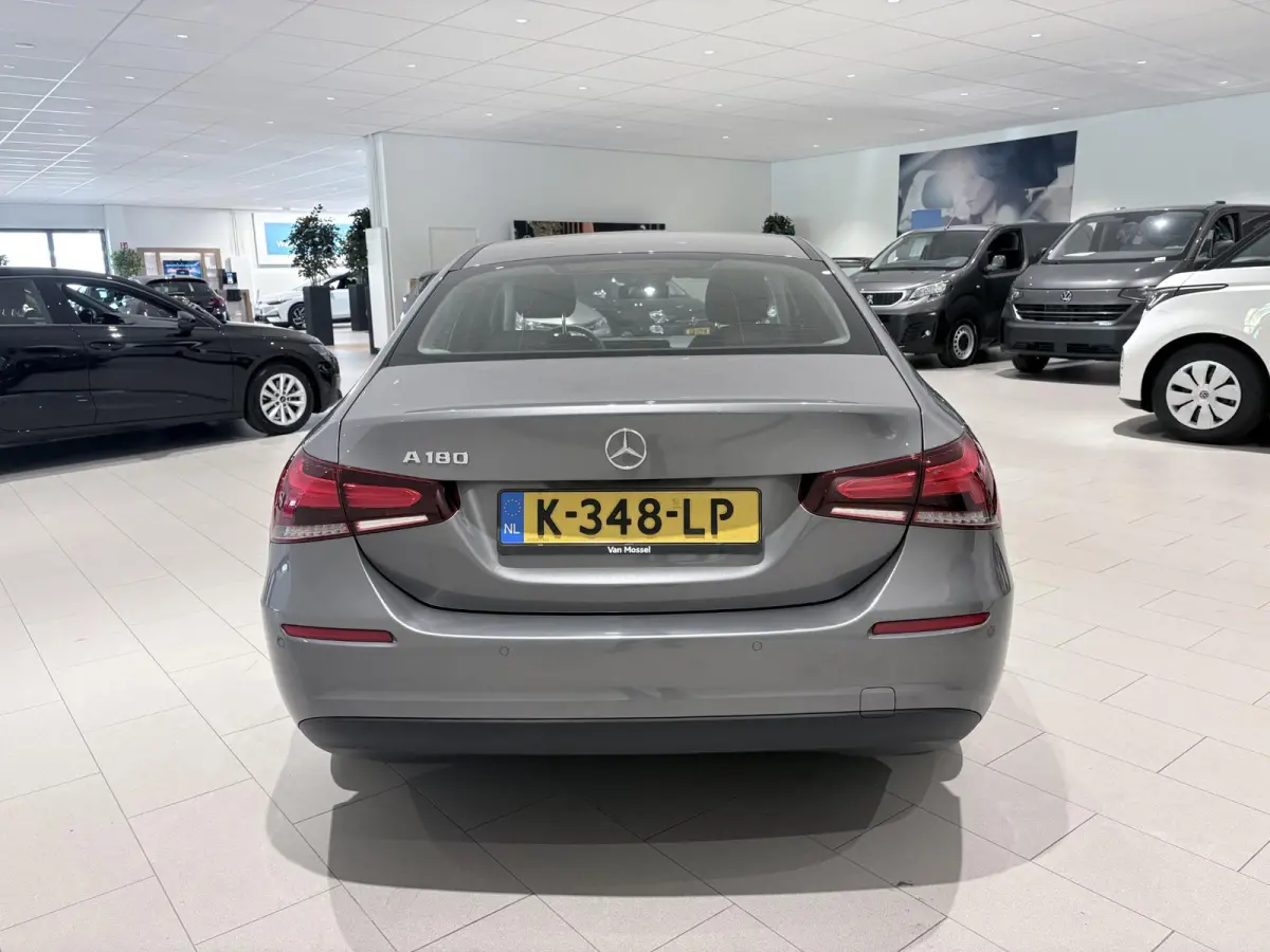 180 Business Solution Airco | Autonomous Emergency Braking | Cruise Control | Keyless Start | LED Koplampen | Lichtmetalen Velgen 16'' | Parkeer Assistent | Parkeersensor Voor en Achter | Re