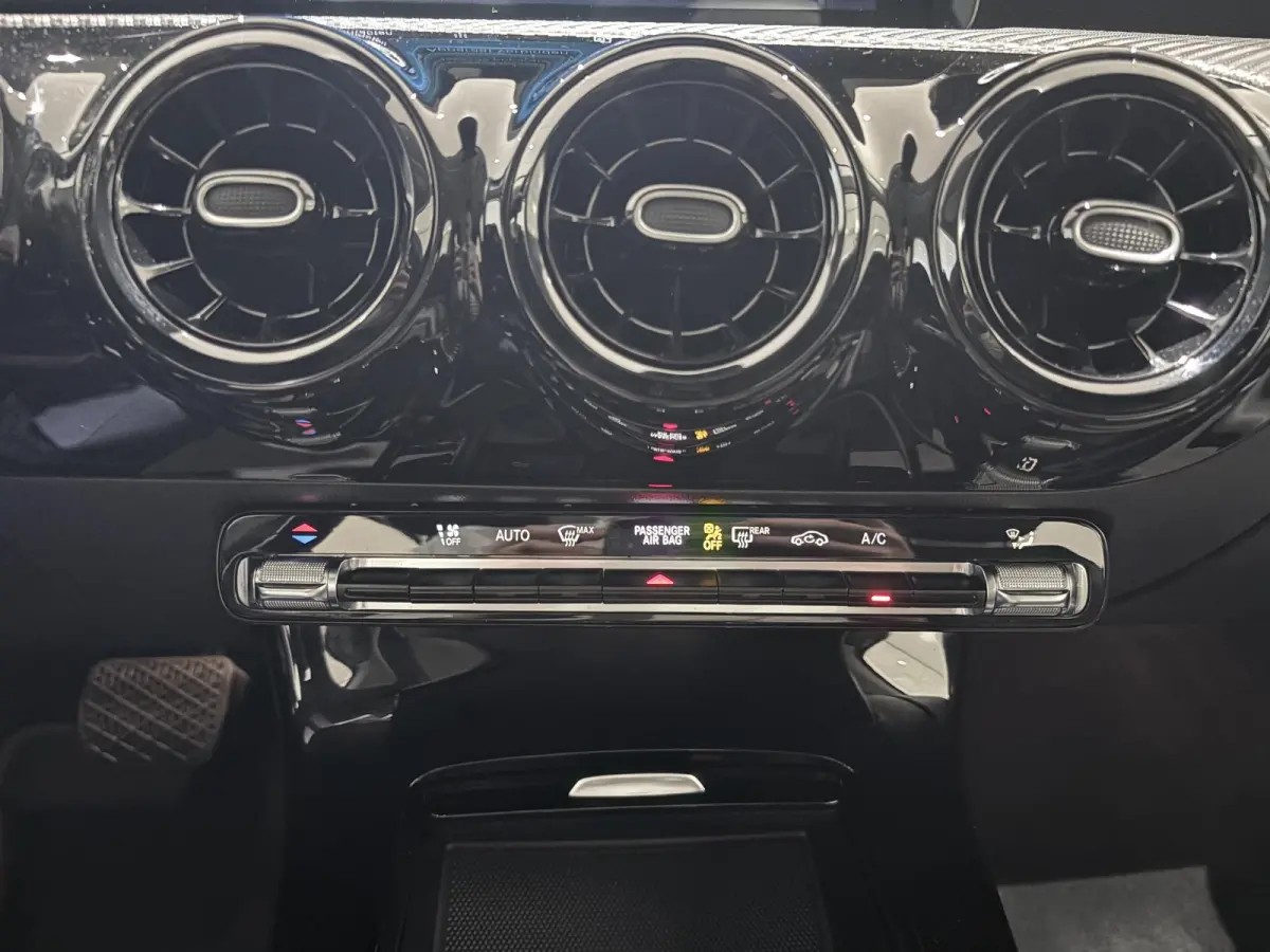 180 Business Solution Airco | Autonomous Emergency Braking | Cruise Control | Keyless Start | LED Koplampen | Lichtmetalen Velgen 16'' | Parkeer Assistent | Parkeersensor Voor en Achter | Re