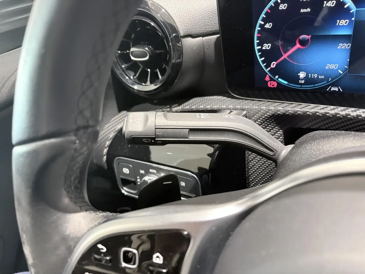 180 Business Solution Airco | Autonomous Emergency Braking | Cruise Control | Keyless Start | LED Koplampen | Lichtmetalen Velgen 16'' | Parkeer Assistent | Parkeersensor Voor en Achter | Re