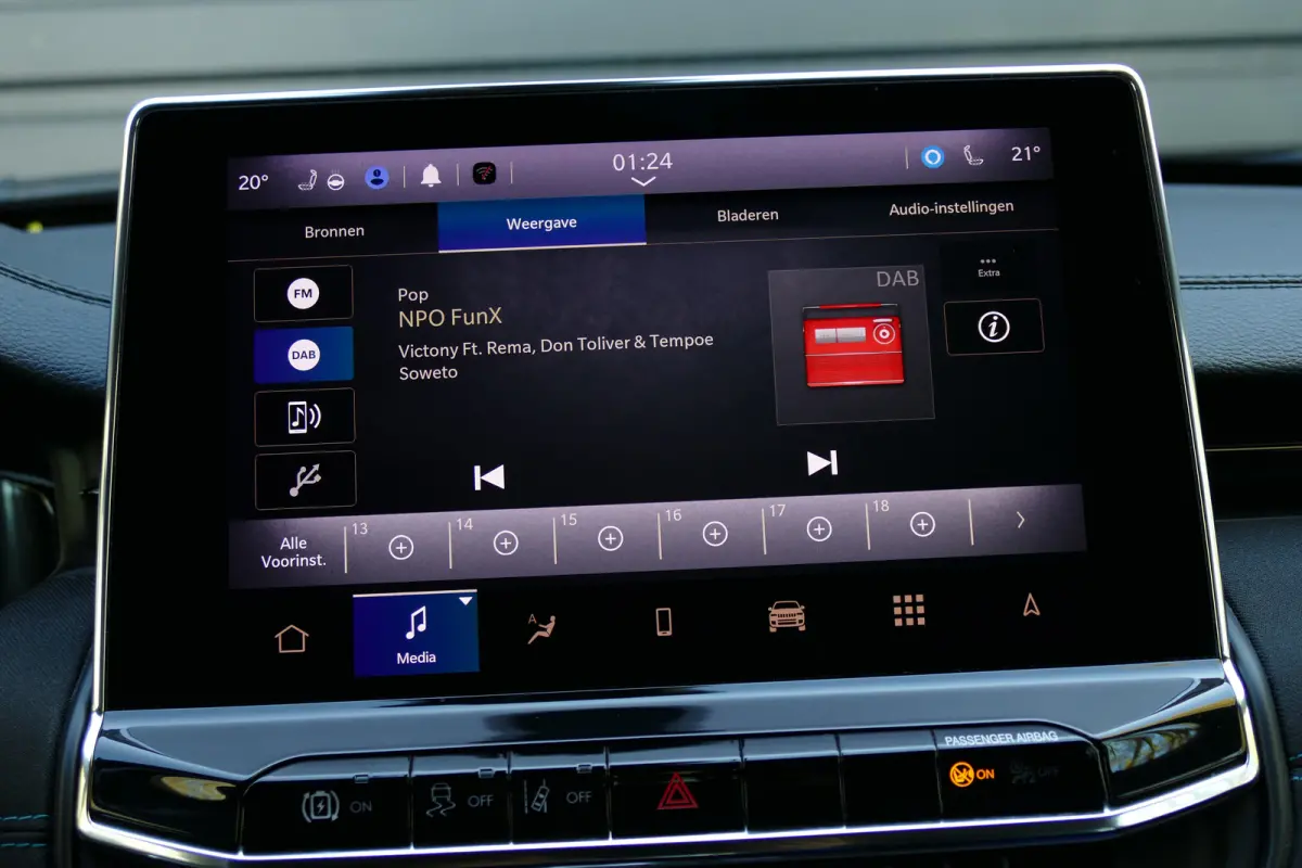 4xe 240 PLUG-IN HYBRID UPLAND AUTOMAAT / NAVI / CLIMA / 18" LMV / CAMERA / FULL-LED / KEYLESS / STOELVERWARMING / BLUETOOTH / ADAPT. CRUISECONTROL / 1E EIGENAAR / SCHITTERENDE STAAT !!