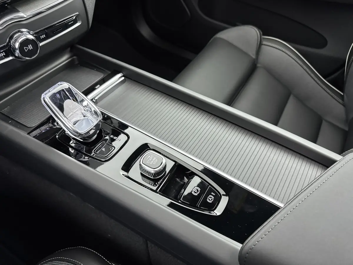 T6 Recharge Ultra Black Edition | 21" | Luchtvering | Head-Up | Panoramadak | Harman Kardon | Leder Dashboard | 360 Camera | Elektr. verst. Stoelen | Full LED
