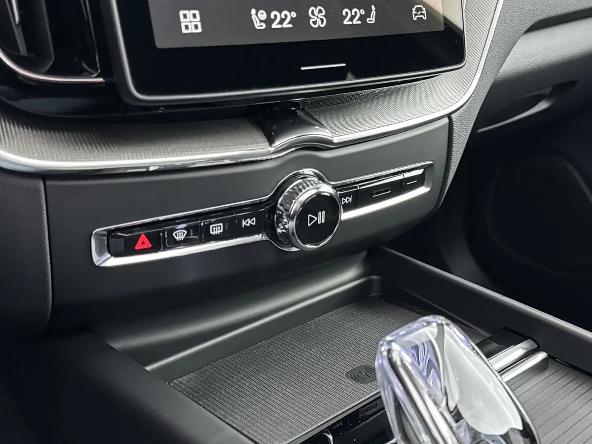 T6 Recharge Ultra Black Edition | 21" | Luchtvering | Head-Up | Panoramadak | Harman Kardon | Leder Dashboard | 360 Camera | Elektr. verst. Stoelen | Full LED