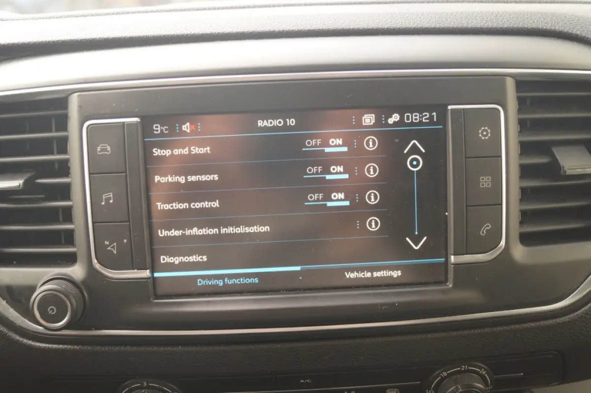 1.5 BlueHDI Standard Premium -NAVI-AIRCO-
