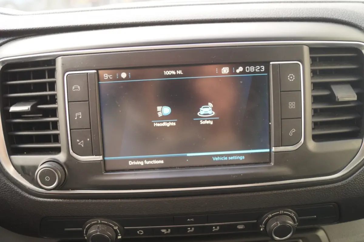 1.5 BlueHDI Standard Premium -NAVI-AIRCO-