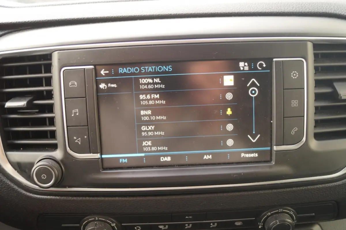 1.5 BlueHDI Standard Premium -NAVI-AIRCO-
