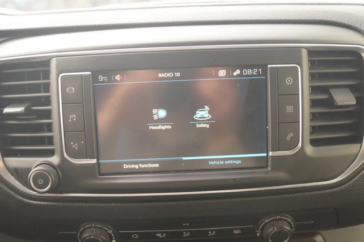 1.5 BlueHDI Standard Premium -NAVI-AIRCO-