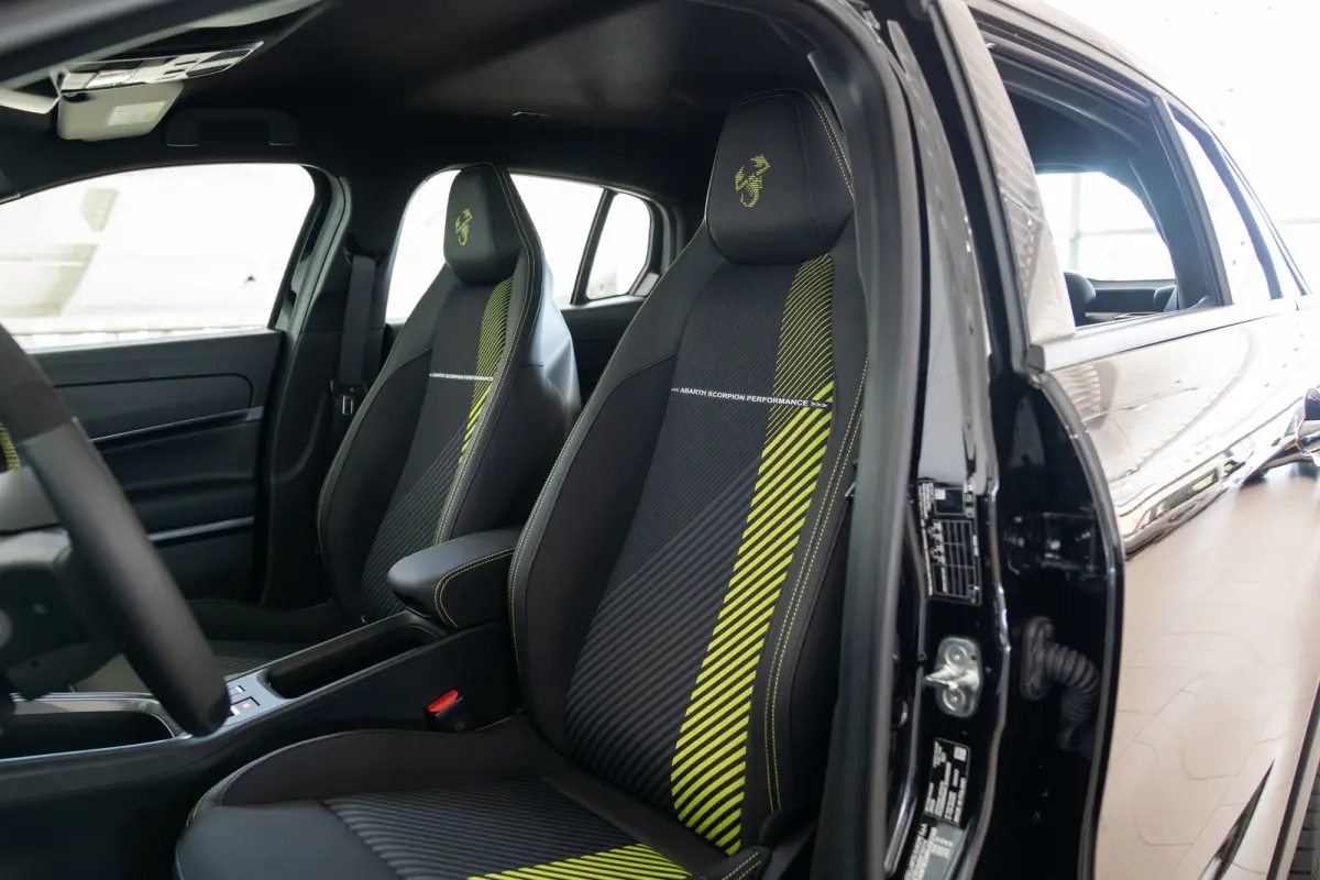Turismo 54 kWh | 8 Jaar Garantie | 20 Inch Velgen | Apple Carplay & Android Auto | LED | Keyless | Parkeersensoren | Mistlampen |