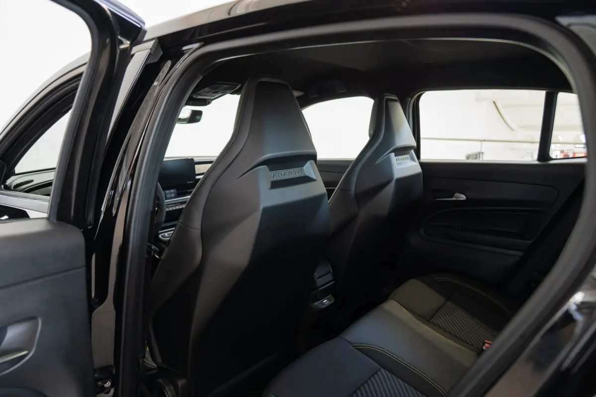 Turismo 54 kWh | 8 Jaar Garantie | 20 Inch Velgen | Apple Carplay & Android Auto | LED | Keyless | Parkeersensoren | Mistlampen |