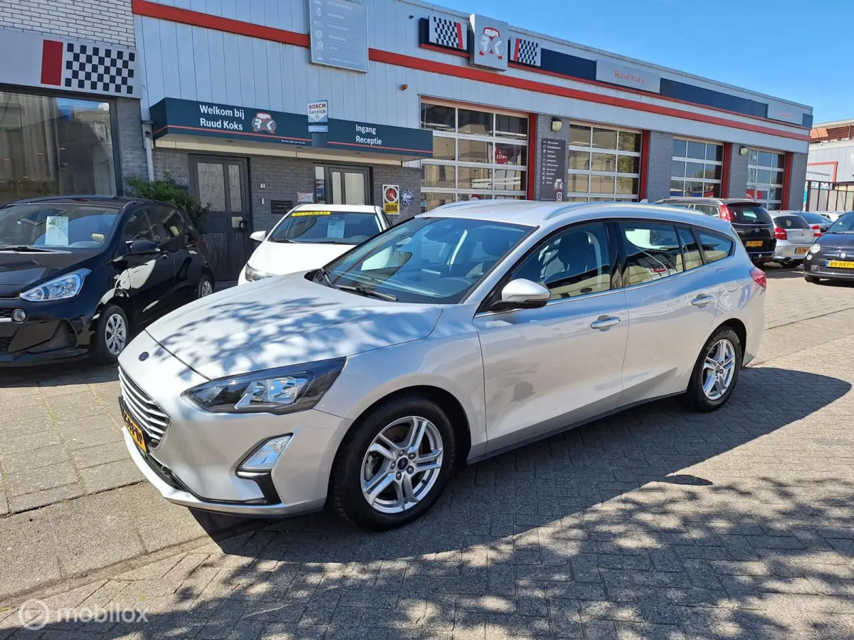 1.0 ECOBOOST TREND EDITION BUSINESS • Carplay • Airco •