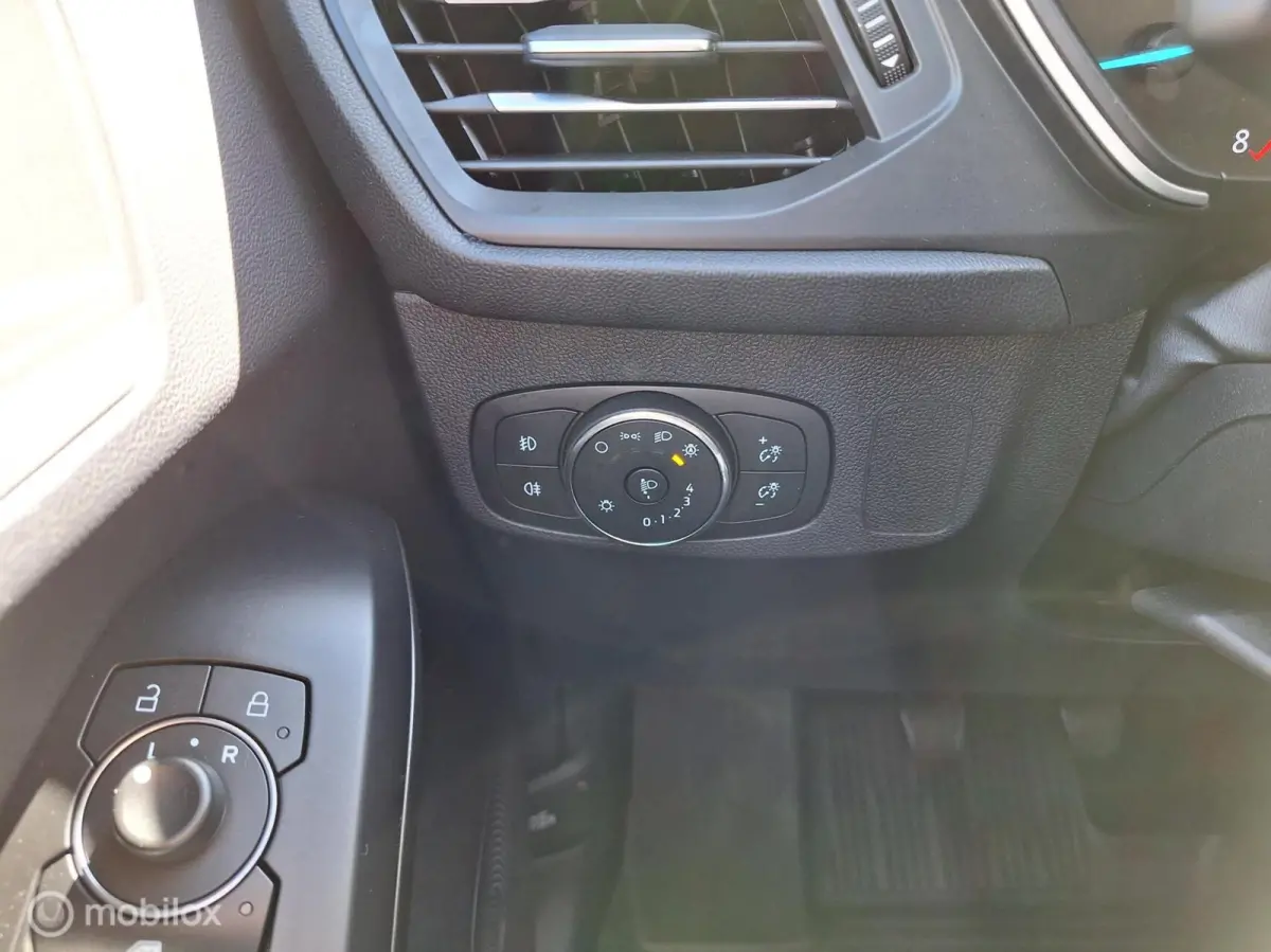 1.0 ECOBOOST TREND EDITION BUSINESS • Carplay • Airco •