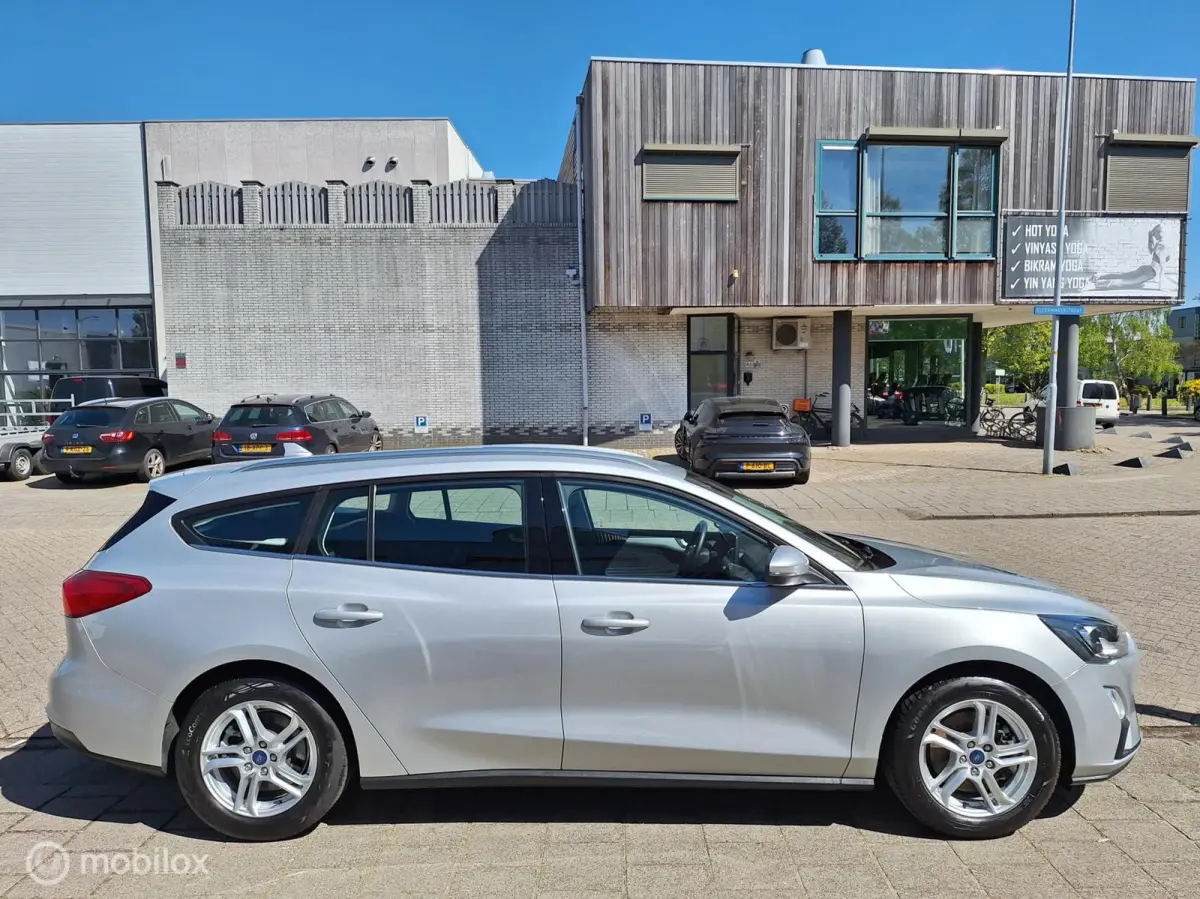 1.0 ECOBOOST TREND EDITION BUSINESS • Carplay • Airco •