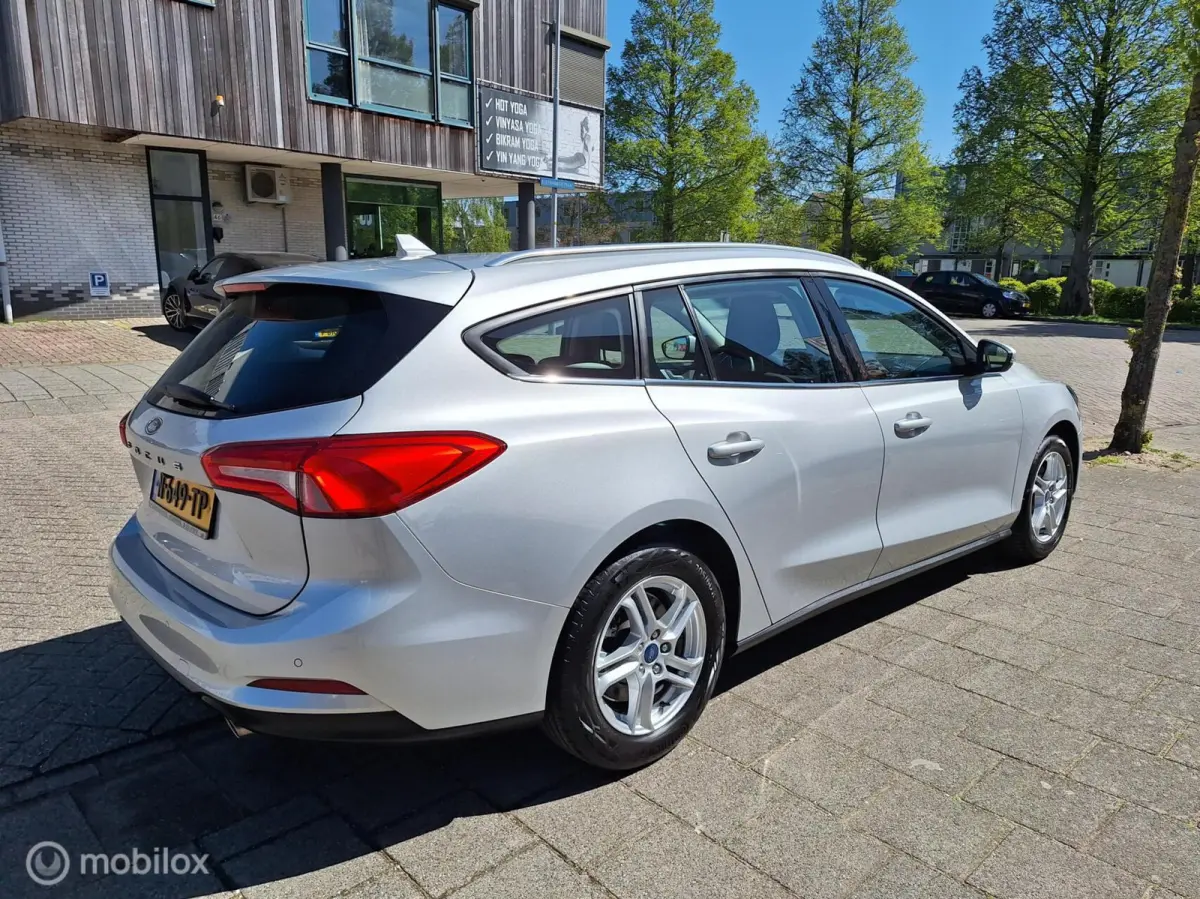 1.0 ECOBOOST TREND EDITION BUSINESS • Carplay • Airco •