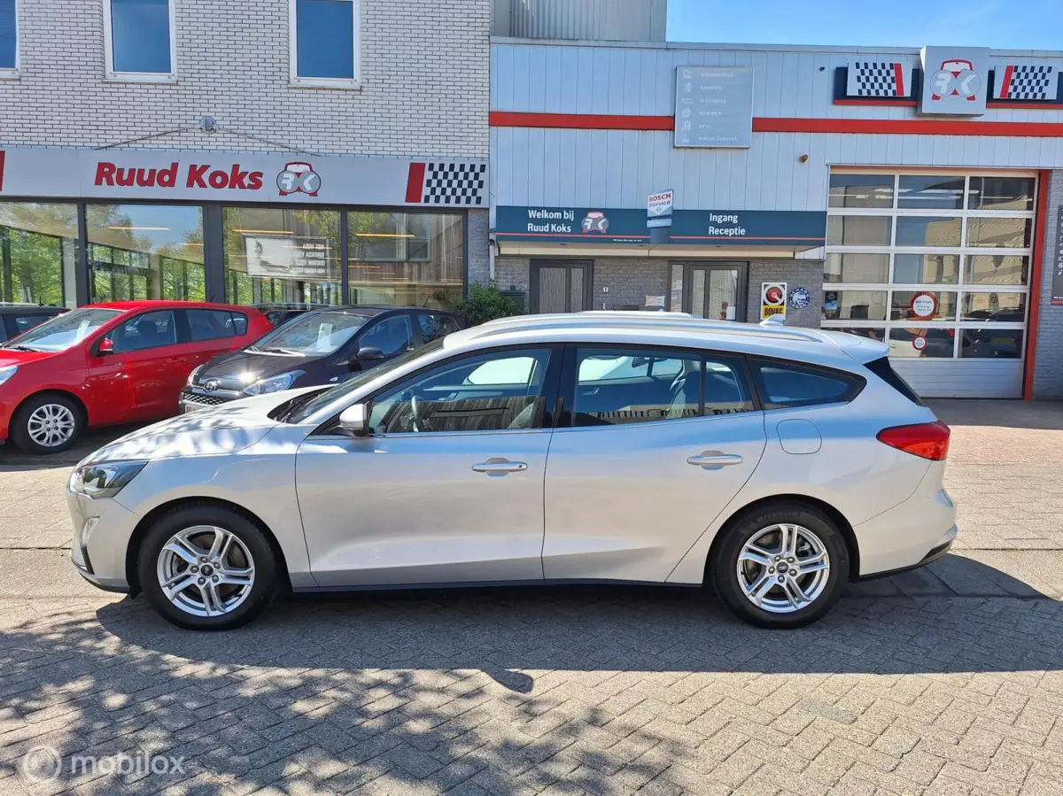 1.0 ECOBOOST TREND EDITION BUSINESS • Carplay • Airco •