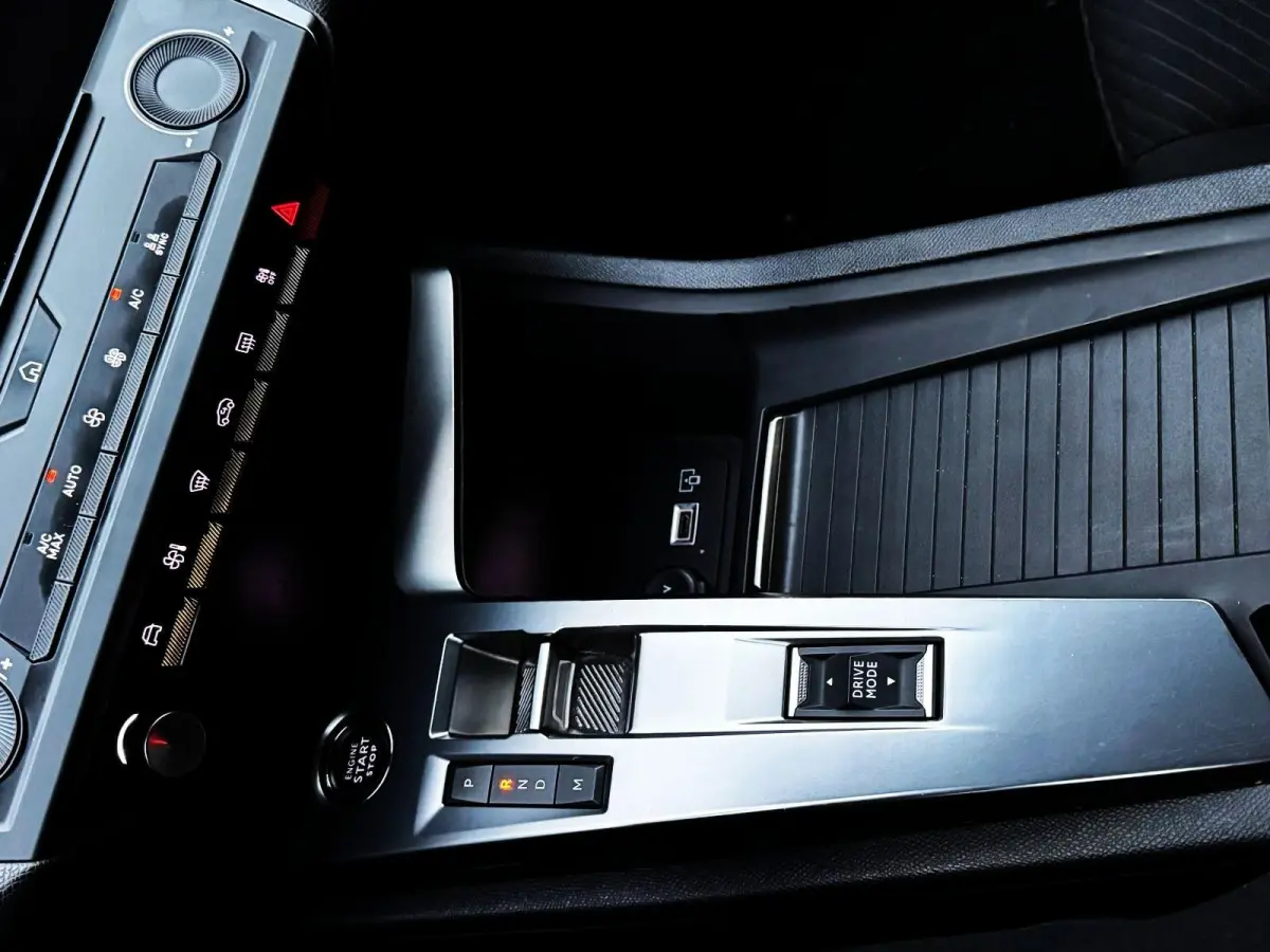 1.2 PureTech Active Pack Business/ Navi/Led/Carplay