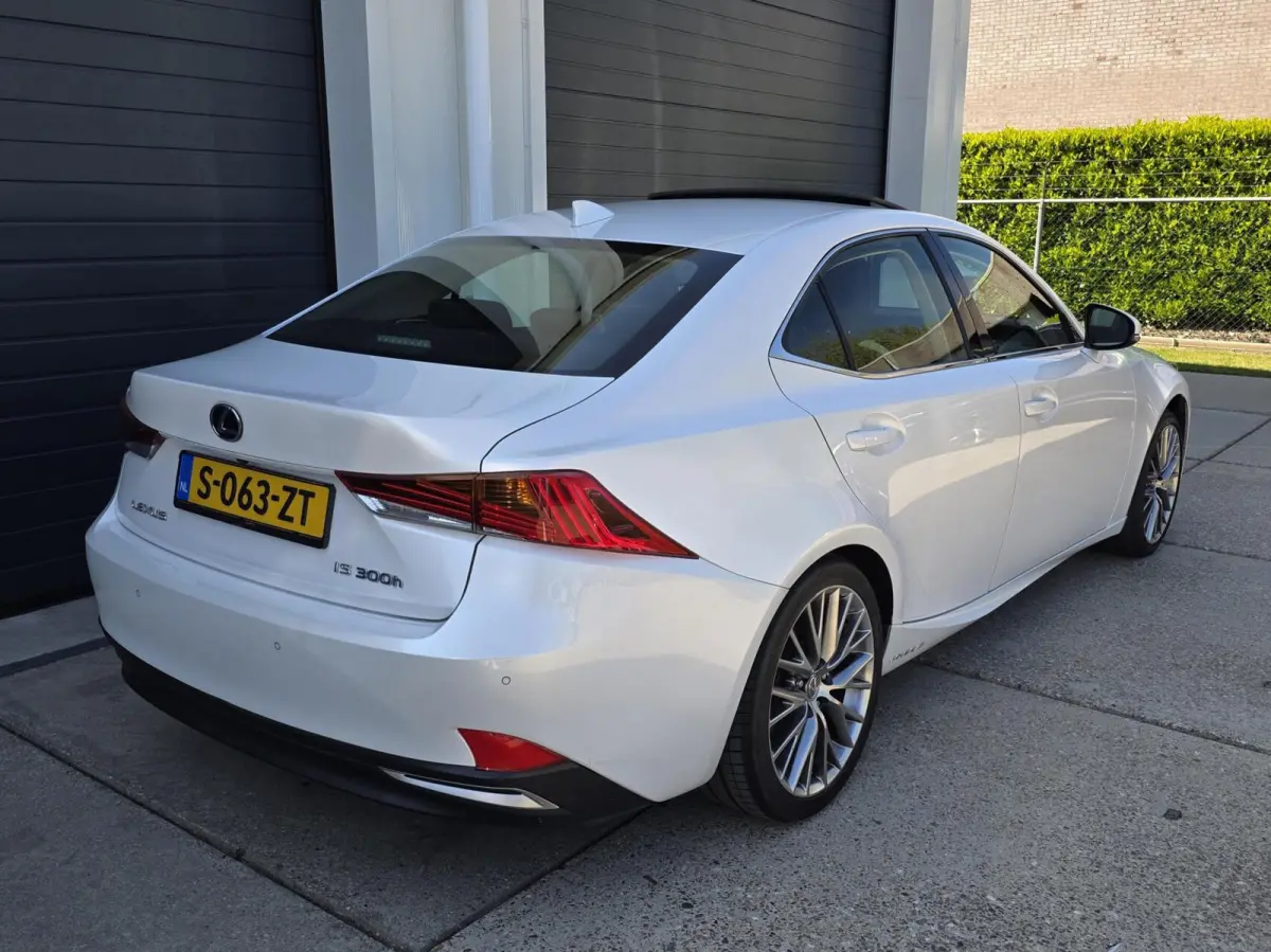 300h Hybrid Luxury Line Mark-Levinson