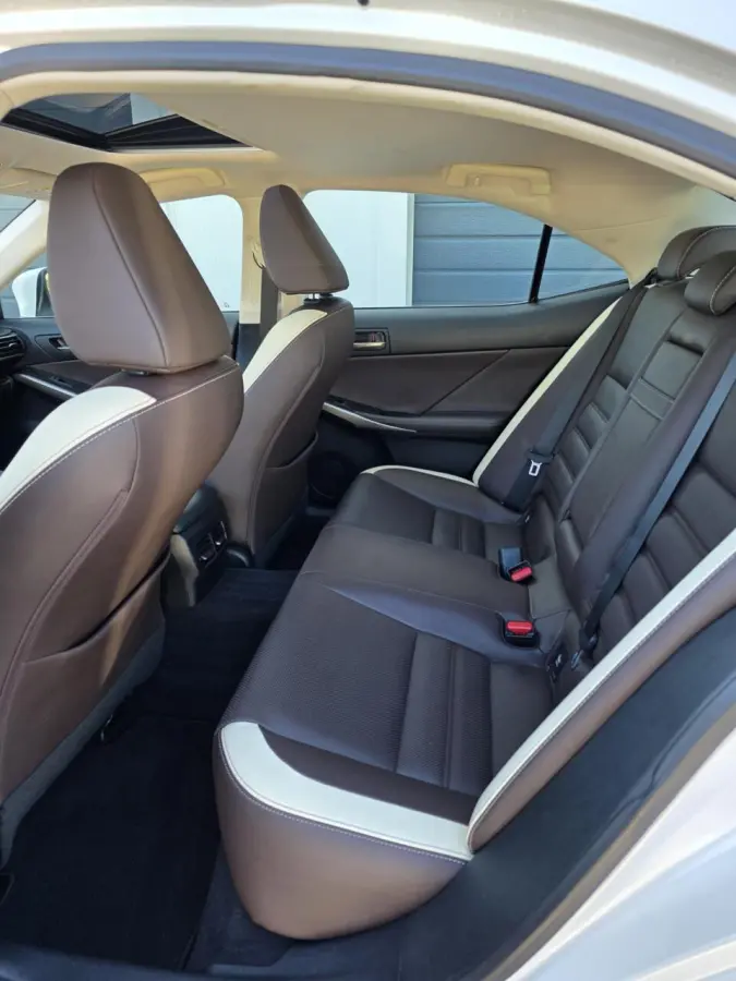 300h Hybrid Luxury Line Mark-Levinson