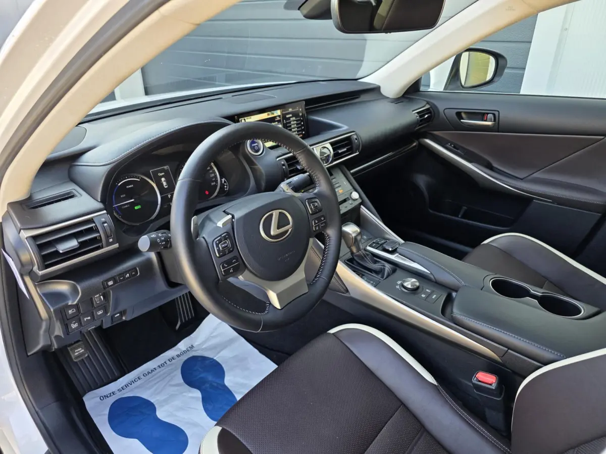 300h Hybrid Luxury Line Mark-Levinson