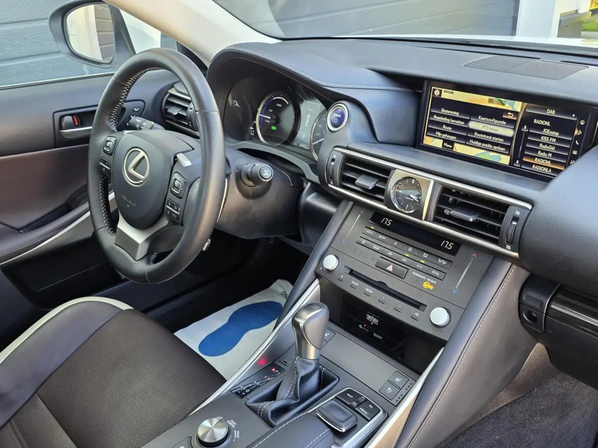 300h Hybrid Luxury Line Mark-Levinson