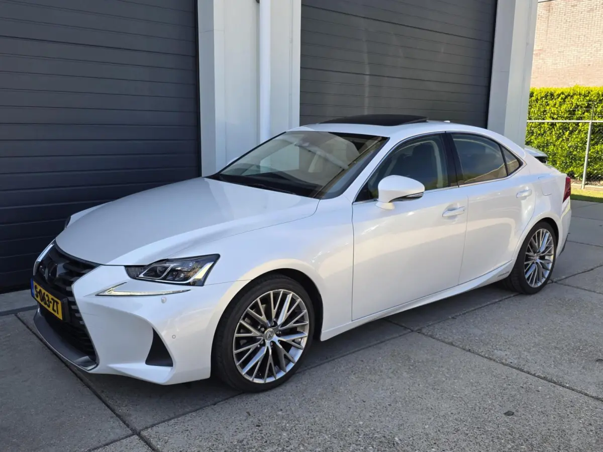 300h Hybrid Luxury Line Mark-Levinson